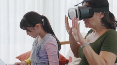 Torun dizüstü bilgisayarı kontrol ediyor. Büyükannem VR ile metaevrene dalıyor. Teknoloji aktivitelerine adapte olan son sınıf öğrencisi yeni nesil çocuklarla iletişim kuruyor. Nesiller arası uçurum aile bağlarını güçlendiriyor. Uyumsuzluk.