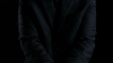 İş adamı çok kanallı stratejileri entegre ediyor, çevrimiçi alışveriş ve pazarlama erişimini artırıyor. Birbirine bağlı marka deneyimleri yaratmak için çok kanallı pazarlamanın gücünü keşfedin. Kullanıcı Kimliği