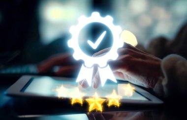 İş adamı ürün sertifikasını güvence altına alıyor ve önemli bir başarıyı simgeliyor. Ürün sertifikasını geçirerek kaliteye ve güvenilirliğe olan bağlılığını gösteriyor. EIDE