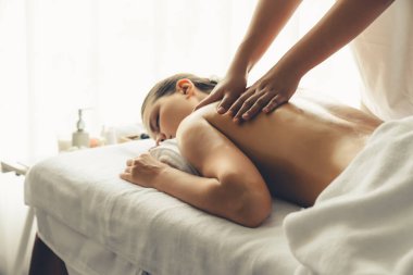 Kafkasyalı kadın müşteri stres önleyici spa masajının keyfini çıkarıyor ve lüks otel ya da oteldeki gündüz açık ortam güzellik salonunda güzellik teniyle eğleniyor. Sessiz.