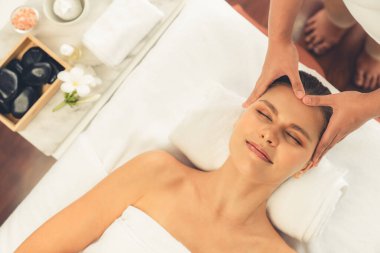 Panorama 'da kadınların stres önleyici kafa masajından ve lüks tatil beldesi veya otel spa salonundaki modern ışık ortamında yüz güzelliği eğlencelerini şımartmaktan hoşlandığı bir manzara var. Sessiz.