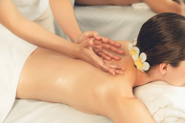 Kafkasyalı kadın müşteri stres önleyici spa masajının keyfini çıkarıyor ve lüks otel ya da oteldeki gündüz açık ortam güzellik salonunda güzellik teniyle eğleniyor. Sessiz.