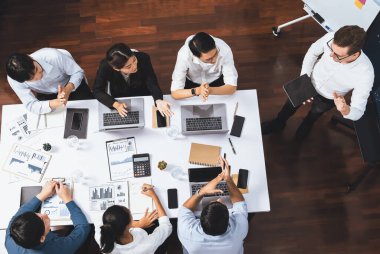 Ofiste sunum ya da analist ekibiyle toplantı odasında mali verileri analiz etmek için BI Fintech 'i kullanmak. İş adamları stratejik planlama için TV ekranında BI gösterge panelini inceliyor.