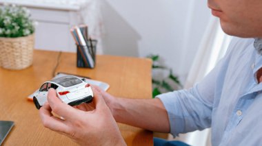 Araba tasarım mühendisi, otomotiv şirketinin prototipini analiz ediyor. Aracın tasarımcısı büyük ölçekli bir araba tutuyor, herhangi bir kusur veya gelişme var mı diye dikkatlice analiz ediyor. Eşzamanlama