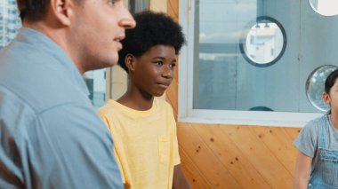 Sırıtkan Afrikalı çocuk, farklı arkadaşlarıyla grup terapisinde güvenle fikir alışverişinde bulunurken bir yandan da çemberin içinde oturuyor. Lise öğrencisi zihinsel sağlık sorununu düşünüyor ve öğreniyor. Öğretim.