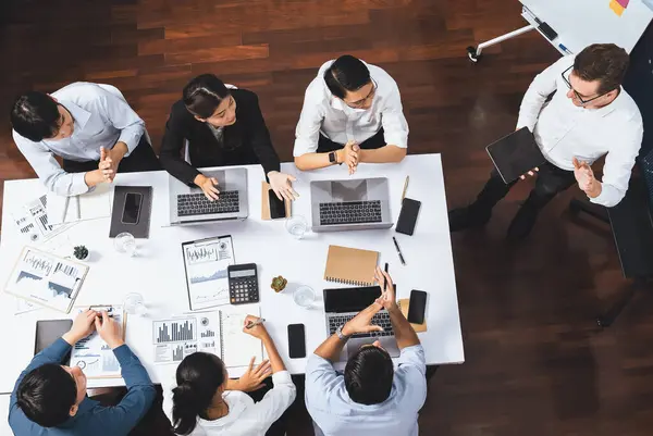 Ofiste sunum ya da analist ekibiyle toplantı odasında mali verileri analiz etmek için BI Fintech 'i kullanmak. İş adamları stratejik planlama için TV ekranında BI gösterge panelini inceliyor.
