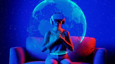 VR kullanarak kanepedeki kadını oturtmak yüzeyi döndürerek metaevreni döndürerek parlak ışıklı neon evren sanal uzay fantastik keşif bulutsusu 3D meta küresel hologram. Halüsinasyon.