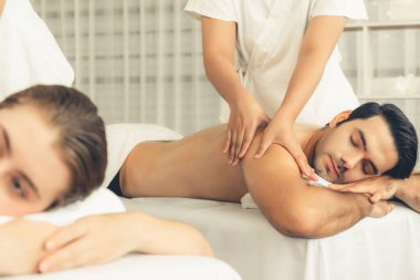 Kafkas çift müşterisi stres önleyici spa masajının keyfini çıkarıyor ve lüks otel veya oteldeki gündüz açık hava ortamında güzellik teniyle eğleniyor. Sessiz.