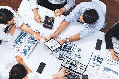Üst düzey analist ekibi toplantı odasındaki mali verileri analiz etmek için BI Fintech 'i kullanıyor. İş anlayışı ve stratejik pazarlama planlaması için kağıt üzerinde analitik BI gösterge paneli. Tedbirli