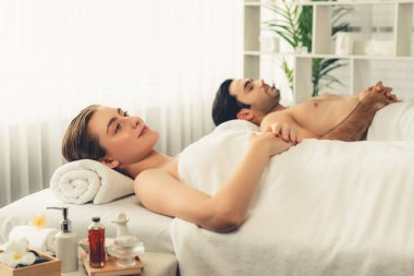 Kafkas çift müşterisi stres önleyici spa masajının keyfini çıkarıyor ve lüks otel veya oteldeki gündüz açık hava ortamında güzellik teniyle eğleniyor. Sessiz.