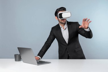 Akıllı iş adamı teknoloji yeniliklerini kullanarak veri analizini seçerken dizüstü bilgisayarla masada duruyor. Sanal gerçeklik gözlüğü ve sanal gerçeklik gözlüğü kullanan yetenekli Kafkas proje yöneticisi. Sapma.