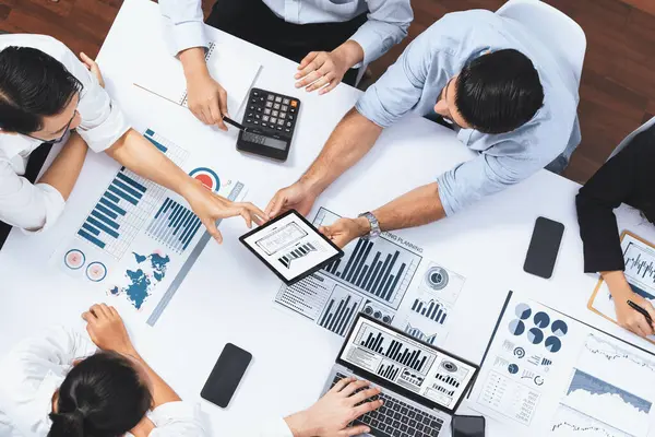 Üst düzey analist ekibi toplantı odasındaki mali verileri analiz etmek için BI Fintech 'i kullanıyor. İş anlayışı ve stratejik pazarlama planlaması için kağıt üzerinde analitik BI gösterge paneli. Tedbirli