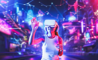 Meta-meta 'da siber punk stilinde ayakta duran kadın metaevreni bağlayan VR kulaklık takıyor, gelecekteki siber uzay teknolojisi, sanal gerçekliğe elle dokunmaya çalışan kadın. Halüsinasyon.