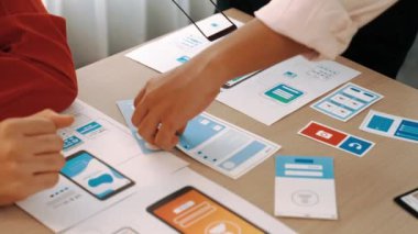 Mobil uygulama ya da web sitesi için kullanıcı arayüzü prototipi planlayan şirket çalışanlarının panorama videosu. UX UI tasarım beyin fırtınası kullanıcı dostu arayüz planı tasarlıyor. Sinerjik