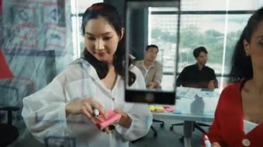 Mesleki çeşitlilik gösteren bir grup şirket yatırımcıya pazarlama planını sundu. İş adamlarının beyin fırtınaları, yeni ürün ve pazarlama stratejileri hakkında tartışmalar. Birlikte çalışmak. Yönlendirici.