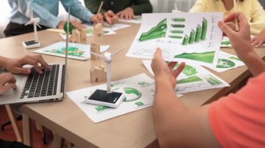 Karbon kullanımını azaltmak için yel değirmeni, ev ve ağaç modellerini kullanarak yeşil enerjiyle karışık masadaki eko ev projesini harika bir şekilde tartıştık. Eline odaklan. Tanımlama.