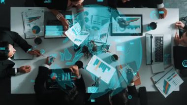 Yatırımcı sunumu dinlerken ve toplantı masasında veri tabanı bağlantı grafiğini incelerken yetenekli iş adamının iletişim stratejisini beyaz tahtaya işaret eden havadan aşağı bakış açısı. Müdürlük.