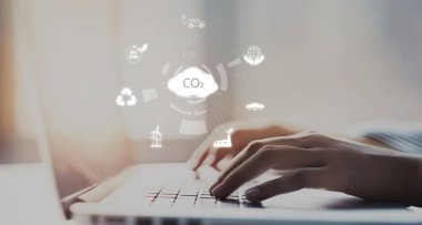 İş adamı CO2 emisyonlarını azaltmak için girişimlerde bulunuyor ve net sıfır hedefliyor. Daha yeşil bir gezegenin karbondioksitini azaltarak sürdürülebilirliğe olan bağlılığını gösteriyor. EIDE