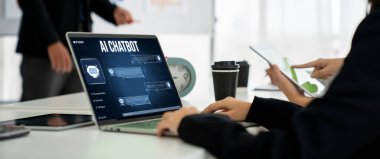 Yapay zeka teknolojisini çalıştırmak için komut mühendisi ve kullanıcı kolaylığı için üretici yapay zeka yardımcı araçları insanların yapay zeka işlevlerini teşvik ederek yapay zekayı çalıştırmalarına yardımcı olur