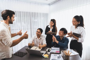Veri analistleri ofis çalışanlarından oluşan bir ekip, mali, trend ve pazarlama verilerini analiz etmek için iş istihbaratı BI gösterge paneli üzerinde işbirliği yapmaktadır. BI yazılım kullanım sürücüsü iş başarısı. Tedbirli