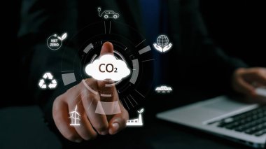 İş adamı CO2 emisyonlarını azaltmak için girişimlerde bulunuyor ve net sıfır hedefliyor. Daha yeşil bir gezegenin karbondioksitini azaltarak sürdürülebilirliğe olan bağlılığını gösteriyor. Kullanıcı Kimliği