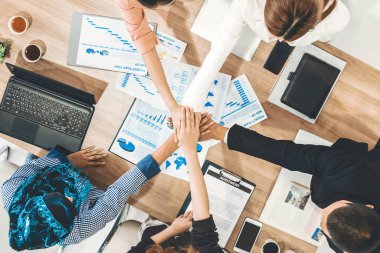 İş adamları ve iş kadınları, takım çalışması, destek ve iş birliğini gösteren çok kültürlü ofis odasındaki grup toplantılarında el ele tutuşuyorlar. Çeşitli işyerleri ve şirket çalışanları konsepti. uds
