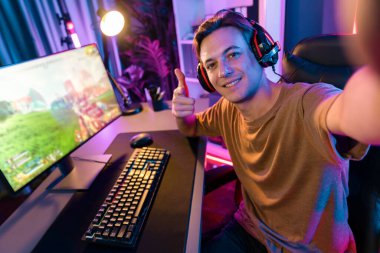 Akıllı oyun flamasının sunucu kanalı kameraya bakarken savaş takımının arka plandaki savaş gemisine silah çekmesini dijital neon siber odada kulaklık takmasını sağlıyor. Bireysel.