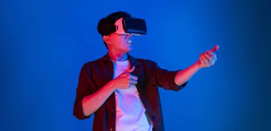 VR takan akıllı oyuncu metaevren dünyasına dönüyor, silah avcılığı oynuyor, mavi neon ışığını, zafer hayvan avcılığıyla bağlantılı, fütüristik teknoloji hologramı sanal gerçekliğiyle izole ediyor. Entrika.