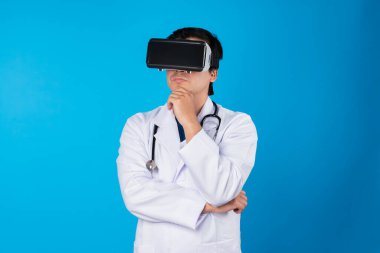 VR kulaklık takan zeki doktor tıp araştırmaları yaparken metaevreni birbirine bağlıyor. Fütüristik teknoloji hologramı. Sanal gerçeklik. Akıllı meta-dünya mavi arka planı izole ediyor. Entrika.