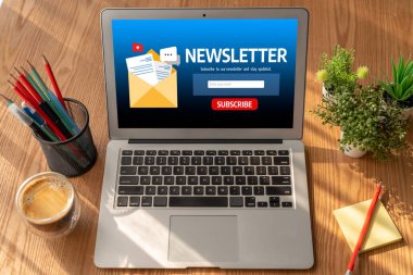 Müşterilerin abone olmak için bilgisayardaki haber belirleme sayfası Sugly Newsletter güncelleme bilgilerini aboneye aktarması