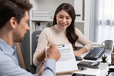 Güzel bir kadın, modern ofiste reklam sektöründe canlı yayınlanmadan önce ilginç bir yaratıcılık kanalında yayınlanan mesajı incelemesi için senaryo notunu yöneticiye teslim eder. Varsayım.