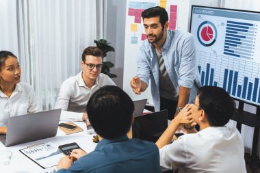 Analist ekibi toplantı odasındaki mali verileri analiz etmek için BI Fintech 'i kullanıyor. İş adamları iş görüşü ve stratejik pazarlama planlaması için BI 'ın torpido gözünü inceliyor. Tedbirli