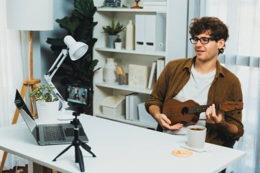 Etkilenen şarkıcıların sunucu kanalı modern ev stüdyosunda gitar çalarak hayran kulübüne şarkı söylüyor. Müzik blogcusu cep telefonunda ses yaratıcıda canlı sosyal medyada canlı yayın yapıyor. Toplayıcı.