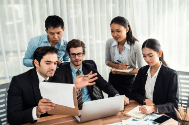 Modern ofis ortamında çalışan çeşitli etnik gruplardan çeşitli iş adamları. Üretken ve çok ırklı ofis çalışanları stratejik ticari pazarlama konusunda tartışmaya giriştiler. Çok titiz.