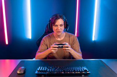 Kontrol kumandalı akıllı oyun flamasının keyfini çıkarın, modern teknoloji siber neon ışık odasında yetenekli oyuncularla çevrimiçi canlı sosyal medya grubu oyunu oynayın. Bireysel.