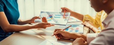 Şirket çalışanları birlikte çalışıyor, finansal veri raporları üzerine BI gösterge tablosunu analiz ediyor ve Panorama bayrağında ticari başarı için stratejik pazarlama planlıyor. Sinerjik