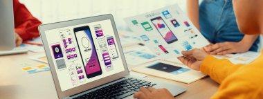 Başlangıçtaki UX geliştiricisinin panorama pankartı ya da şirket çalışanı tasarım kullanıcı arayüzü ya da mobil uygulama için UI prototipi ya da ofiste dizüstü bilgisayar ekranı olan bir web sitesi yazılımı. Sinerjik