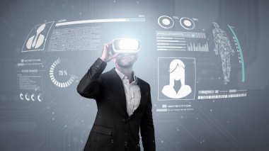 Beyaz proje yöneticisi görsel gerçeklik gözlüğü kullanarak kimlik doğrulama ya da güvenlik sistemini araştırıyor ve planlıyor. Profesyonel iş adamı kontrolü ya da özel ağ gizlilik yazılımına erişim. Sapma.