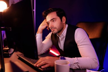 Pazar verilerini ya da e-postalarını analiz etmek için beklerken sıkılan işadamı, gecenin geç saatlerinde satış kanalı online ürün servisinde oluşturulan müşteriye e-posta gönderiyor. Tahmin et..