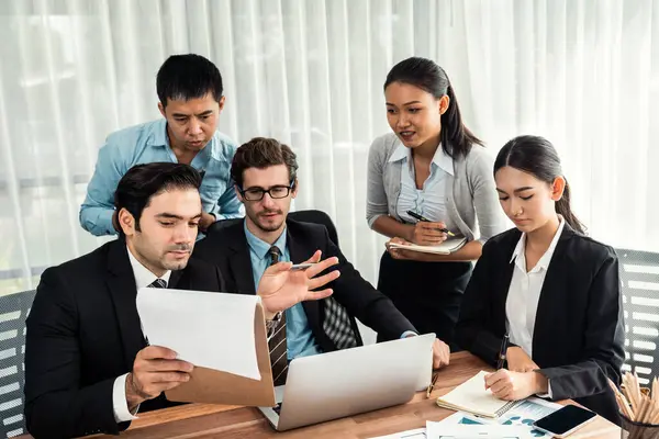 Modern ofis ortamında çalışan çeşitli etnik gruplardan çeşitli iş adamları. Üretken ve çok ırklı ofis çalışanları stratejik ticari pazarlama konusunda tartışmaya giriştiler. Çok titiz.