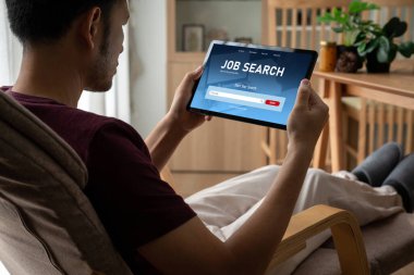 Çalışanların işe alım İnternet ağındaki iş fırsatlarını araması için mod web sitesinde online iş araması