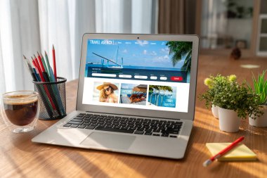 Model arama ve seyahat planlama için internet sitesi uçuş, otel ve tur rezervasyonları için anlaşma ve paket sunuyor
