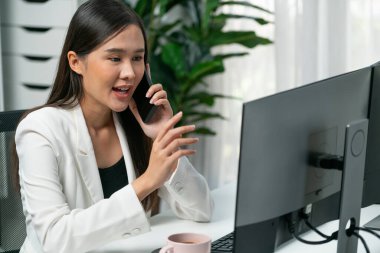 Çalışan Asyalı genç iş kadını müşteriyi arıyor. Kanal satış hedefleri için sosyal web sitesinde analiz etmek üzere çevrimiçi pazarlama stratejisi reklamları sunuyor. Taktik.