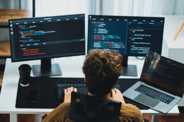 IT geliştiricisi, yazılım güncellenmiş yazılım sürümü kavramını yaratarak, kodlama uygulama ekranları üzerinde modern ev ofisteki pc monitörlerinde çevrimiçi yazılım geliştirme üzerinde çalışıyor. Toplayıcı.