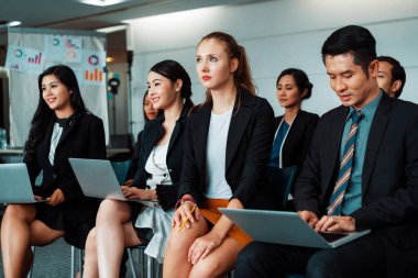 Genç Asyalı ve Kafkas dinleyiciler ofiste grup toplantısını dinliyorlar. İş adamları ve iş kadınları eğitim atölyesinde. Uluslararası çok kültürlü iş. uds