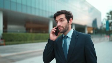 Kafkasyalı yetenekli bir proje yöneticisi. Bulanık geçmişiyle şehirde yürürken telefonla konuşuyor. Akıllı telefon kullanan yetenekli bir işadamı bulanık geçmişi olan bir proje yöneticisiyle konuşuyor. Sevinçli..