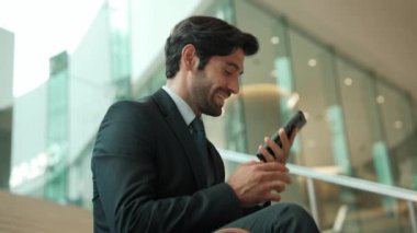 Akıllı bir iş adamı iş planı hakkında konuşurken yöneticiyi arıyor. Becerikli yönetici bulanık geçmişi olan telefonla konuşuyor. Yatırımcı başarılı bir projeyi kutladı. Sevinçli..