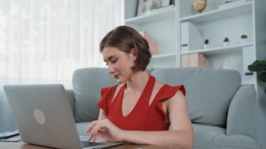Kadın alışverişi ya da internet pazarında online ödeme modern yaşam tarzı için satış öğeleri arama ve prim siber güvenlik yazılımı tarafından korunan cüzdan çevrimiçi ödeme için kredi kartı kullanma