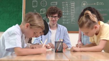 Zeki öğretmen, çeşitli çocuklar sınıf çalışması yapmak için birlikte çalışırken farklı çocukların zihin haritası çizdiği fikri açıklıyor. Çekici eğitmen öğretmek ve çalışmak hakkında konuşmak. Pedagoji.