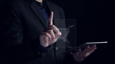 İş adamı çok kanallı stratejileri entegre ediyor, çevrimiçi alışveriş ve pazarlama erişimini artırıyor. Birbirine bağlı marka deneyimleri yaratmak için çok kanallı pazarlamanın gücünü keşfedin. Kullanıcı Kimliği